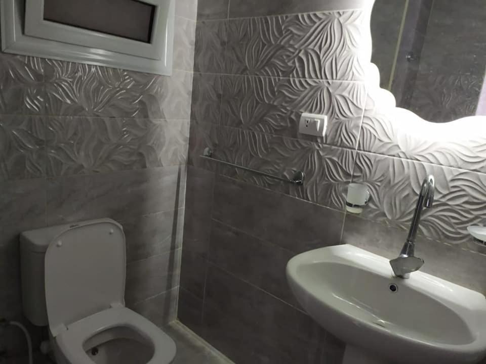 Apartament شقةعلى البحرمباشرةسيدي بشرالمربع الذهبي *